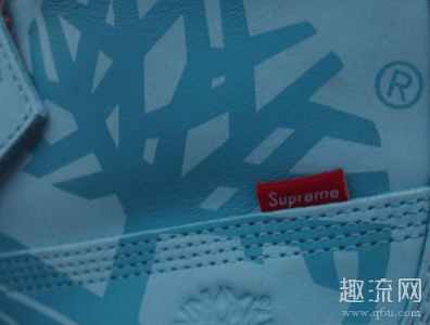 右脚的倒Supreme Logo与潮牌商城左脚的Timberland Logo相呼应（Supreme x 添柏岚淡蓝马丁靴实物赏析 Supreme x 添柏岚多少钱）