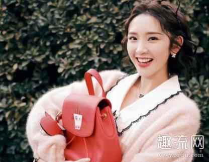 唐艺昕春晚同款毛衣、包包、项链和发型推荐 是什么品牌？在哪买？