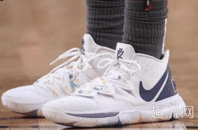  欧文在NBA中的潮牌人气相当之高（欧文的鞋容易崴脚吗 欧文的鞋为什么那么硬）