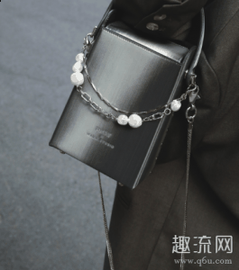 古良吉吉烟盒包哪个颜色好看chaopai.com潮牌汇 古良吉吉烟盒包哪里可以便宜同款（古良吉吉烟盒包哪个颜色好看 古良吉吉烟盒包哪里可以便宜同款）