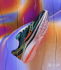 虽说全新一代的潮牌资讯k12没有碳板的加持（索康尼kinvara12开箱测评 索康尼k12和k11哪个好）