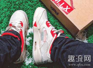  AJ5搭配青蓝色灯潮牌笼裤同样也十分出彩（AJ5新年怎么搭配好看 AJ5新年上脚美图赏析）