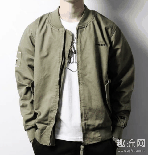 棒球夹克里面穿什么衣服好 棒球夹克搭配什么裤子