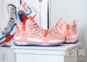 不过因为361°预估错误导致这款潮牌品牌球鞋的货量比较少引发了鞋迷们的不满（361°AG1人民银行开箱测评 AG1人民银行货量大吗）