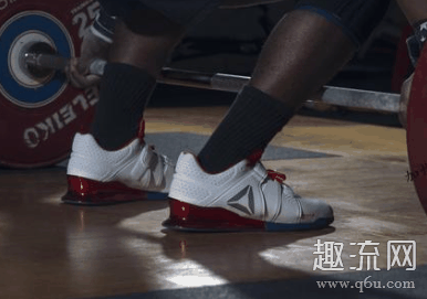 深蹲鞋为什么不是平底 深蹲鞋和普通鞋有什么区别
