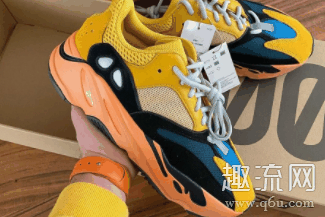 小编目测这款配色潮牌货量应该是挺大的（yeezy 700太阳开箱测评 yeezy 700太阳货量大吗）