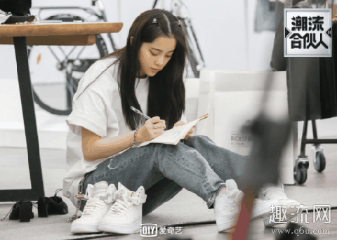 潮流合伙人欧阳娜娜豹纹包是什么品牌在哪买？娜娜同款包包手表推荐！