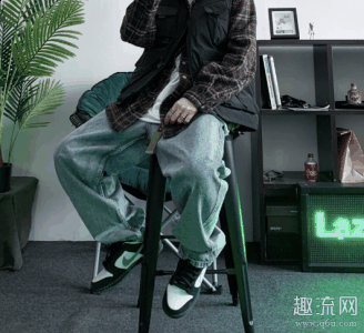 证明了其联名chaopai.com潮牌汇店属性的身份（dunk熊猫鸽子搭配什么裤子袜子好看 dunk熊猫鸽子上脚穿搭图）