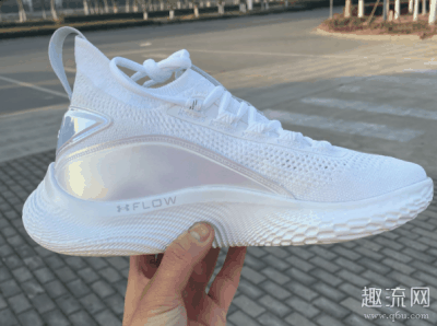 除了鞋底容易吸潮牌信息灰这个缺点的话（库里8和aj35哪个好 库里8是安德玛的吗）
