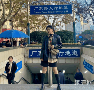  男生皮衣潮流穿搭技巧图片 纯色潮牌商城毛衣＋阔腿裤 最基础、最安全的一款搭配了（男生穿皮衣很土吗 男生皮衣潮流穿搭技巧图片）