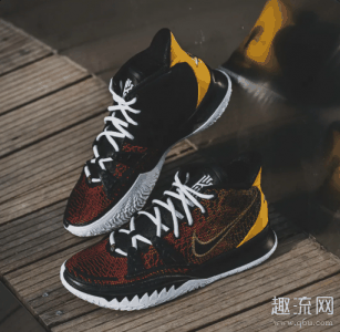 这款 Kyrie 7 “R潮牌商城ayguns” 还算说得过去（欧文7外星人正版官方价格 欧文7外星人上脚穿搭图片）