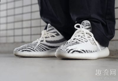 还有椰子白斑潮牌品牌马细节上的处理（​Yeezy350白斑马穿搭配图分享 Yeezy白斑马氧化后很丑吗）