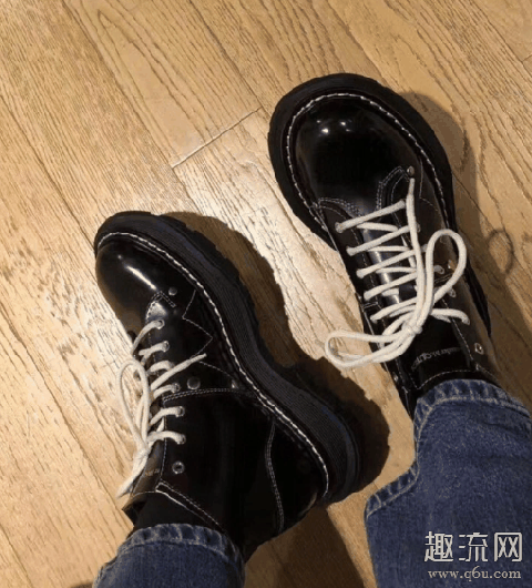 2020年最流行的马丁靴 2020最新款马丁靴女搭配图片