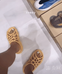 里面包含了很多即将潮牌资讯到来的 Yeezy 新品实物（卡戴珊上脚Yeezy 450 Slide：据悉将于本月限量发售）