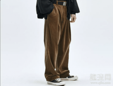 但是会显潮牌品牌得很瘦（男士灯芯绒阔腿裤配什么上衣好看 男灯芯绒裤子配什么鞋子）