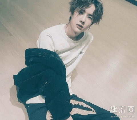 王一博鞋带系法慢动作视频教程 王一博的鞋带怎么系成一个球的