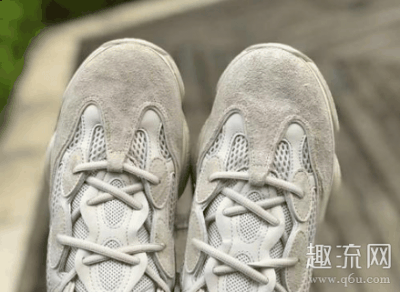 小编建议大家穿潮牌上厚一些的长袜（yeezy 500适合冬天穿吗 yeezy 500适合适合什么季节）