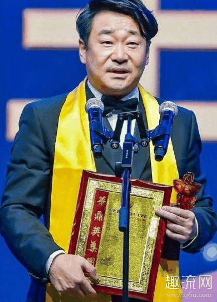 王景春用华鼎奖杯喝酒 华鼎奖是野鸡奖什么意思 