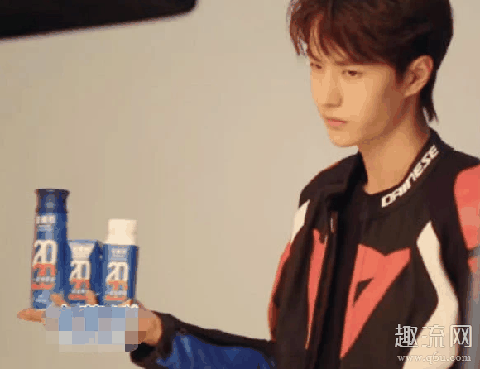 王一博手的照片 王一博的手有多大