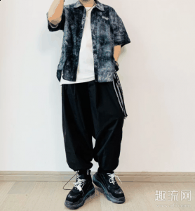 下面一起来看看几套穿搭图分享： 图一：卫衣NoonGoons（L）裤子RickOwens双环（S) 图二：帽衫JustinBibeberStaffhoodie(L)裤子RickOwens双环（S) 图潮牌商城三:帽衫KanyeWestPablohoodie(L)裤子GalleryDept(自改) 图四：衬衫Rhude(L)裤子Rep西裤（L） 图五：衬衫外套greglauren拼接（2）裤子Rep西裤（L） 图六：同图二 微胖男生适合什么风格的衣服 首先看你身材比例（微胖男生穿衣搭配秋季 微胖男生适合什么