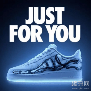如果想要晚上穿这款潮牌信息鞋子感受炫彩的夜光效果（2020AF1万圣节夜光怎么发亮 AF1万圣节夜光要照多长时间发光）
