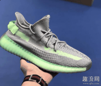 女生穿显腿细！潮牌品牌 Yeezy 700 V3纯黑（yeezy穿久了会变松吗 yeezy穿久了还有脚感吗）