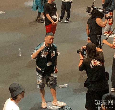 药水哥中国新说唱上脚yeezy洞洞鞋,giao哥上脚经典北京老布鞋?