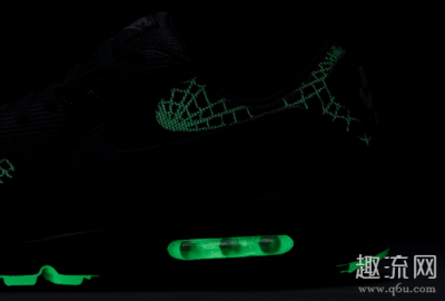 但是这一全新主题配色 Air Max 90 万圣节已迫潮牌不及待浮现网络！ 从目前的曝光的实物美图中可以看到（Air Max 90万圣节2020实物曝光,夜光效果超炫酷!）