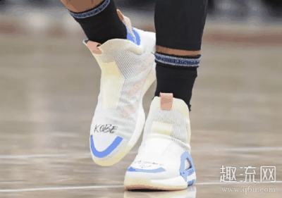那么要怎么写比较好呢？用什么笔不容易掉色呢？下面就让小编带领大潮牌品牌家一起来看看吧！ 球鞋写字缅怀科比文字推荐 其实致敬科比鞋上科比的名字或者是球衣号码就够了（球鞋写字缅怀科比文字推荐 球鞋写字用什么笔）