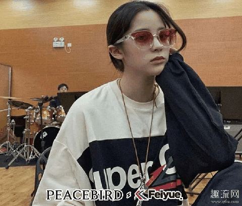 欧文娜娜同款太平鸟飞跃联名卫衣搭配图，还有帆布鞋上脚哦！