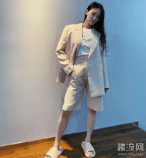 椰子Slide赤脚上脚搭配图：还有涂鸦风格的穿搭设计！