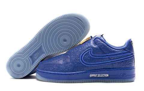 眼前的这双 Air Force 1 Low 以皇潮牌品牌家蓝皮革搭配奢华花卉压印元素呈现（小威联名 Air Force 1 Low 鞋款抢先预览，奢华压纹皮革）
