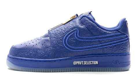 眼前的这双 Air Force 1 Low 以皇潮牌品牌家蓝皮革搭配奢华花卉压印元素呈现（小威联名 Air Force 1 Low 鞋款抢先预览，奢华压纹皮革）
