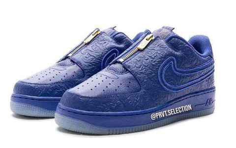 眼前的这双 Air Force 1 Low 以皇潮牌品牌家蓝皮革搭配奢华花卉压印元素呈现（小威联名 Air Force 1 Low 鞋款抢先预览，奢华压纹皮革）