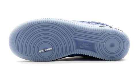 眼前的这双 Air Force 1 Low 以皇潮牌品牌家蓝皮革搭配奢华花卉压印元素呈现（小威联名 Air Force 1 Low 鞋款抢先预览，奢华压纹皮革）