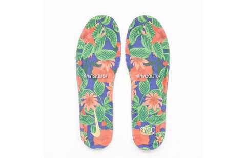 眼前的这双 Air Force 1 Low 以皇潮牌品牌家蓝皮革搭配奢华花卉压印元素呈现（小威联名 Air Force 1 Low 鞋款抢先预览，奢华压纹皮革）
