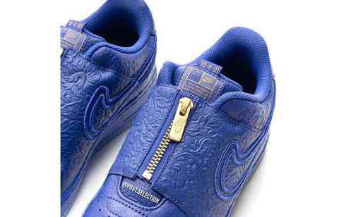 眼前的这双 Air Force 1 Low 以皇潮牌品牌家蓝皮革搭配奢华花卉压印元素呈现（小威联名 Air Force 1 Low 鞋款抢先预览，奢华压纹皮革）