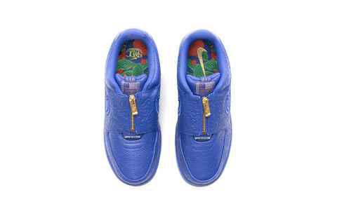 眼前的这双 Air Force 1 Low 以皇潮牌品牌家蓝皮革搭配奢华花卉压印元素呈现（小威联名 Air Force 1 Low 鞋款抢先预览，奢华压纹皮革）