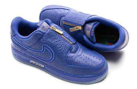 眼前的这双 Air Force 1 Low 以皇潮牌品牌家蓝皮革搭配奢华花卉压印元素呈现（小威联名 Air Force 1 Low 鞋款抢先预览，奢华压纹皮革）