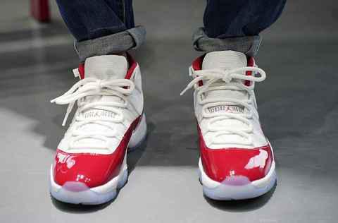 这款 AJ11“Cherry”几乎潮牌汇潮牌网店与 2016 年发售过的版本一致（樱桃 AJ11 全新“Cherry”配色鞋款上脚美照曝光）
