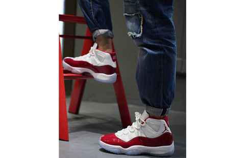 这款 AJ11“Cherry”几乎潮牌汇潮牌网店与 2016 年发售过的版本一致（樱桃 AJ11 全新“Cherry”配色鞋款上脚美照曝光）