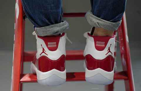 这款 AJ11“Cherry”几乎潮牌汇潮牌网店与 2016 年发售过的版本一致（樱桃 AJ11 全新“Cherry”配色鞋款上脚美照曝光）