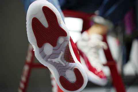 这款 AJ11“Cherry”几乎潮牌汇潮牌网店与 2016 年发售过的版本一致（樱桃 AJ11 全新“Cherry”配色鞋款上脚美照曝光）