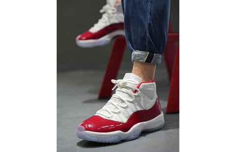 这款 AJ11“Cherry”几乎潮牌汇潮牌网店与 2016 年发售过的版本一致（樱桃 AJ11 全新“Cherry”配色鞋款上脚美照曝光）