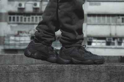价格是相对其潮牌品牌他配色来说贵的（yeezy500黑武士将于11月补货回归 椰子500黑色掉色是假的吗）