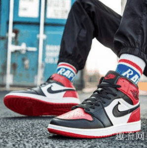 而国人的脚则潮牌比较偏宽一些（aj1宽么 aj1脚肥的能穿么）