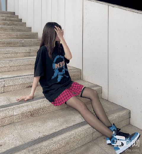 AJ1扎染湖水蓝绿街拍示范,上脚穿上它你就是酷girl!