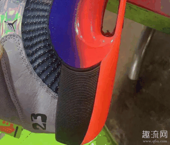 这样的AJ35确实让潮牌资讯我提不起购买的欲望（AJ35黑彩虹实物图赏析 AJ35配置如何）