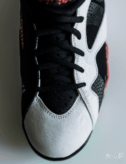  外底为夜光潮牌品牌的中国玉色（AJ7 中国限定开箱测评 AJ7 