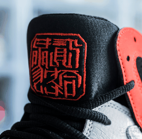  外底为夜光潮牌品牌的中国玉色（AJ7 中国限定开箱测评 AJ7 